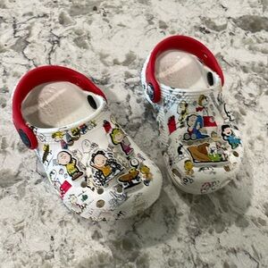 Peanuts ( snoopy) crocs toddler 6